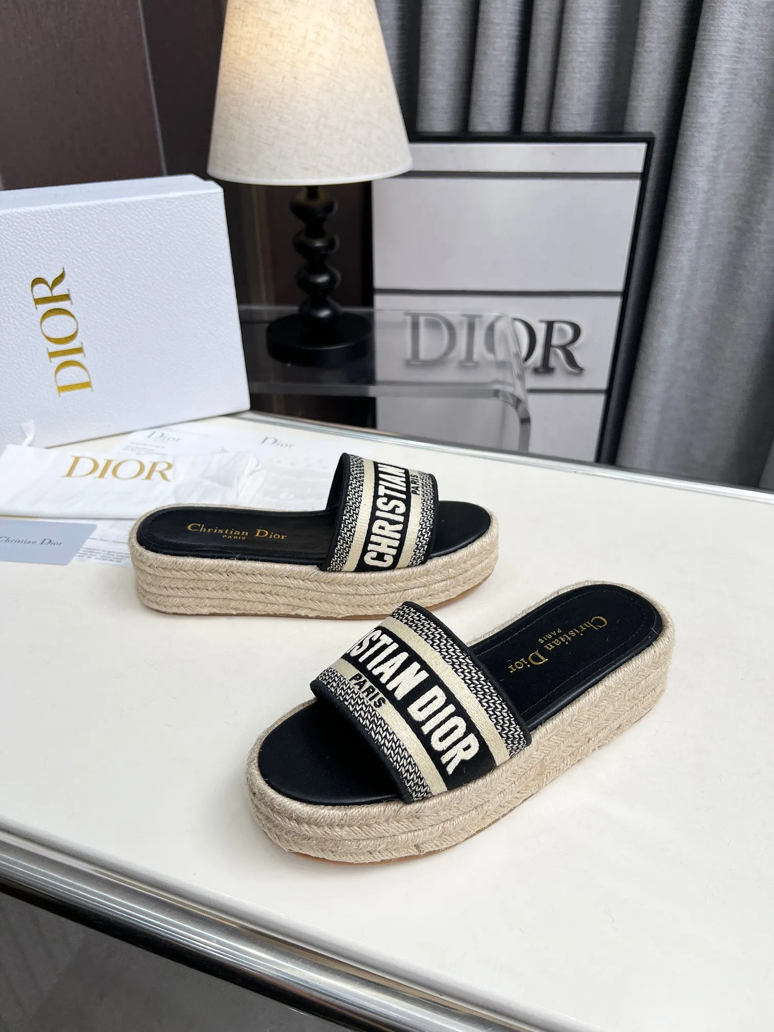 👟👟Ex-factory price 420👟👟 Dior's new spring and summer IVIETA DWAY jelly-colored flat-soled one-slip women's shoes with CD letter logo three-dimensional embroidery thick-soled round-toe open-toe slippers. The original version is developed to be the top version on the market. It feels soft and delicate on the feet and is extremely comfortable. Material: Upper imported raffia electric embroidery high-temperature water-soluble cotton technical fabric + water-dyed cowhide foot pad lining + original consistent combination outsole Outsole: original outsole Size: 35-42 (40.41.42 custom-made, non-refundable and non-exchangeable)